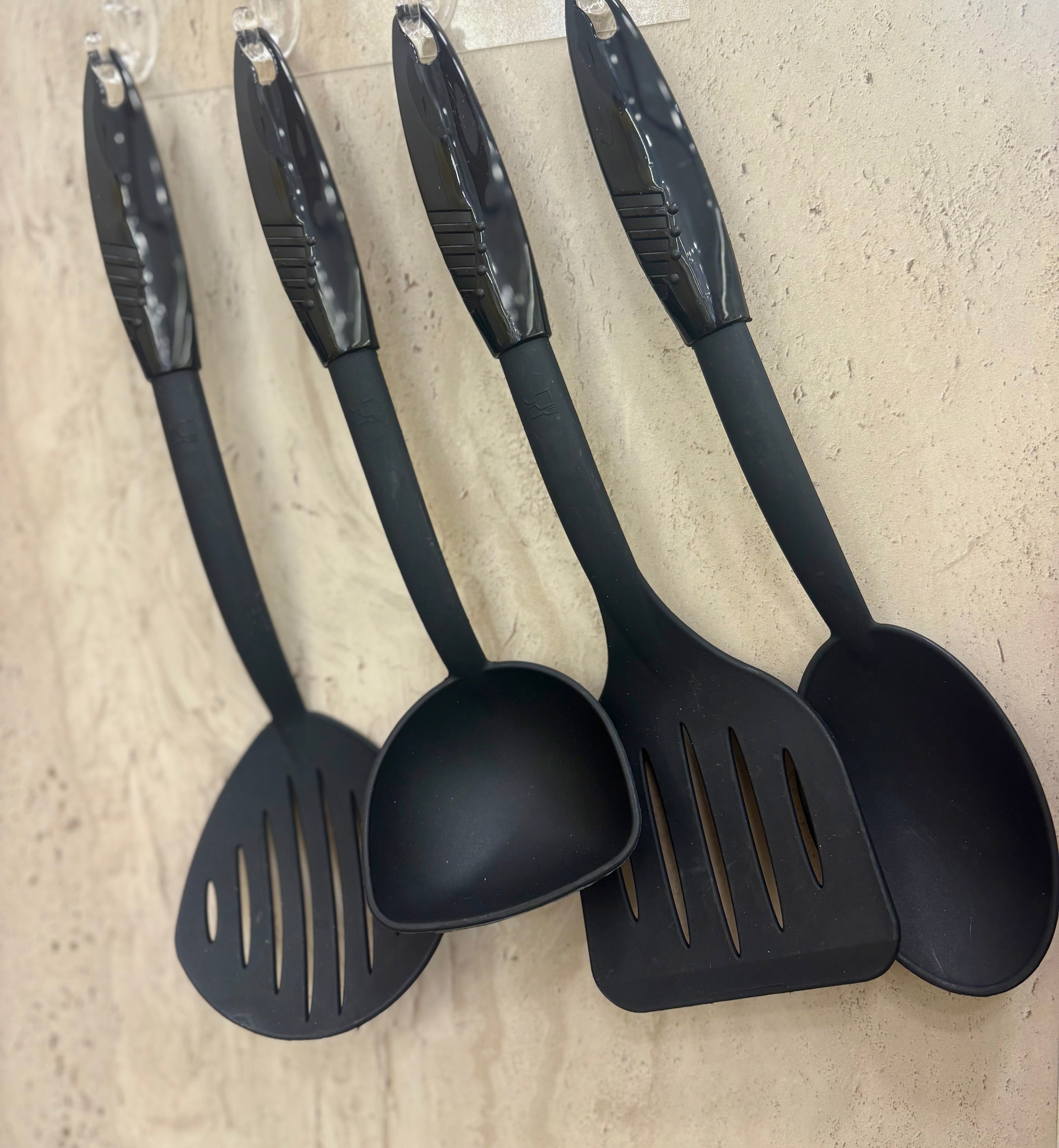 Set 4 Manutensili In Nylon Manico Nero