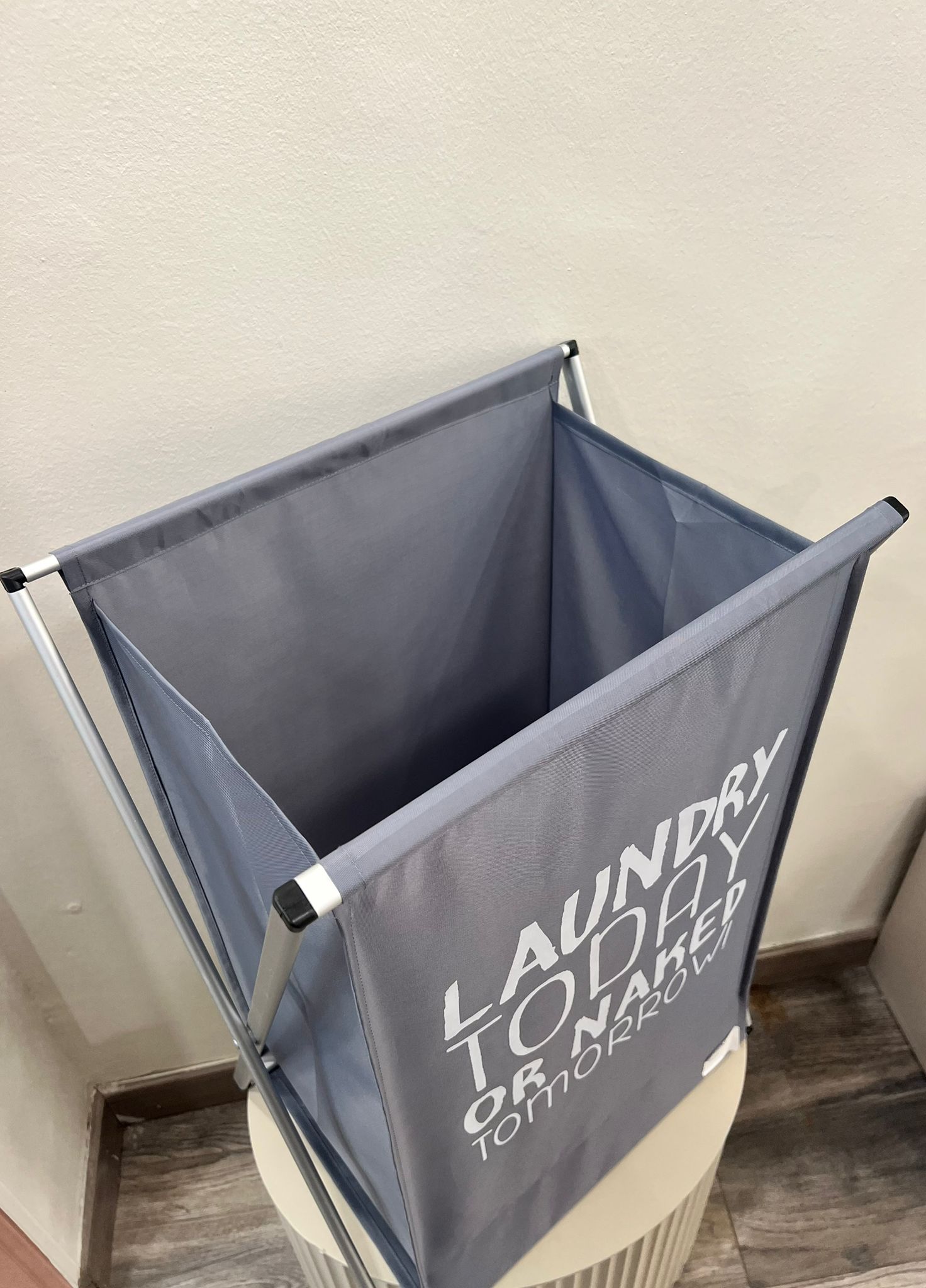 PORTA BIANCHERIA GRIGIO CON SCRITTA