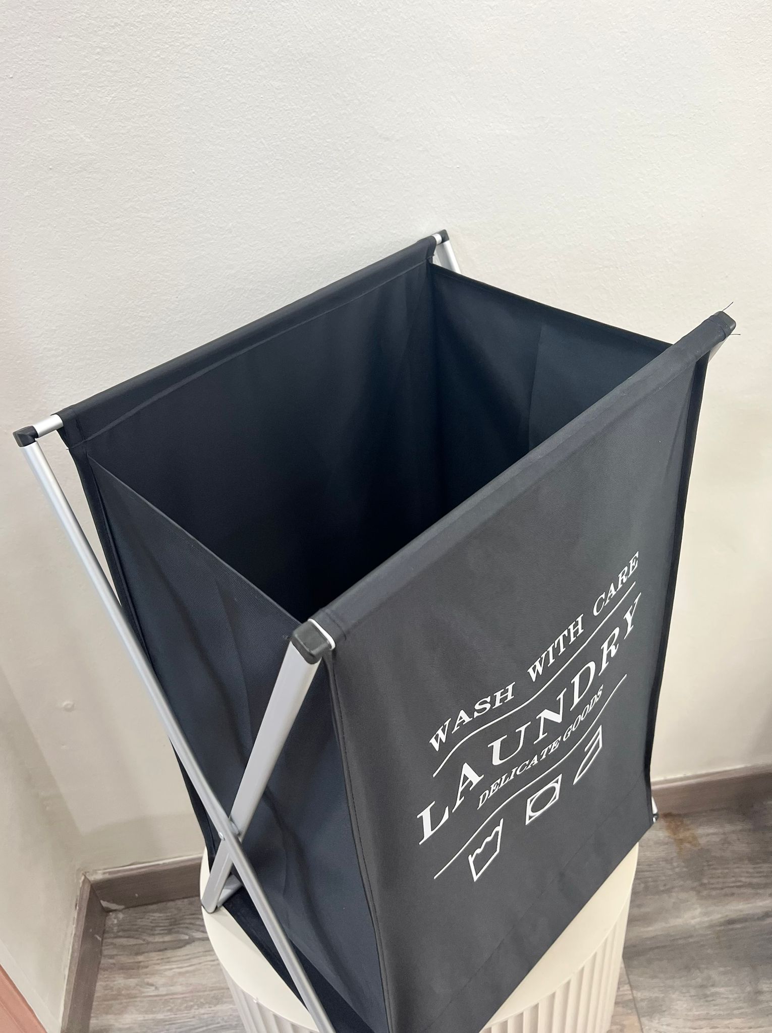 PORTA BIANCHERIA NERO CON SCRITTA