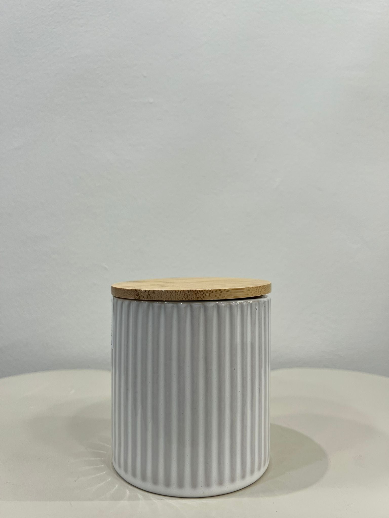 BARATTOLO IN CERAMICA CON COPERCHIO IN BAMBOO MIS. 10,5HXCM 11