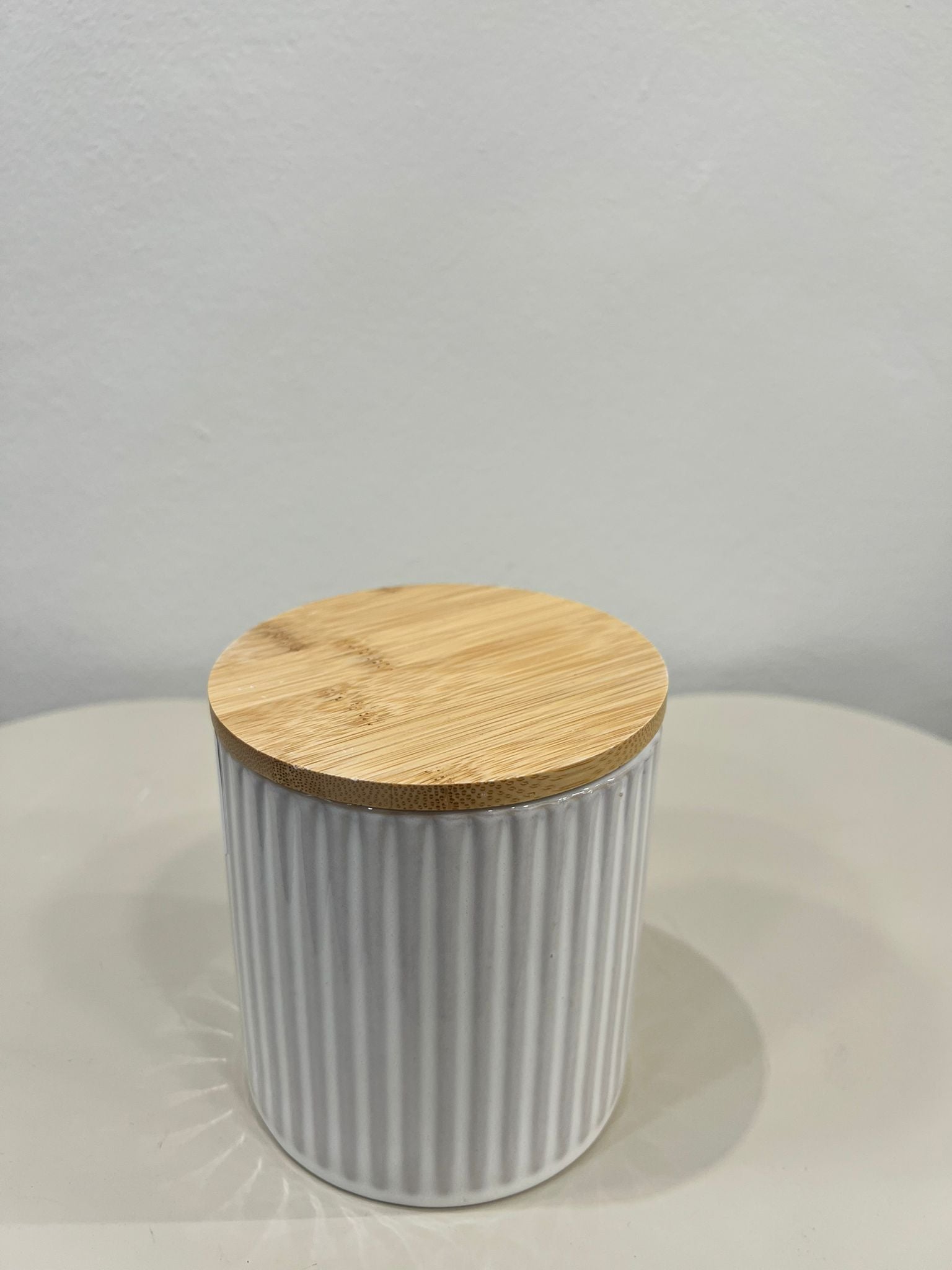 BARATTOLO IN CERAMICA CON COPERCHIO IN BAMBOO MIS. 10,5HXCM 11