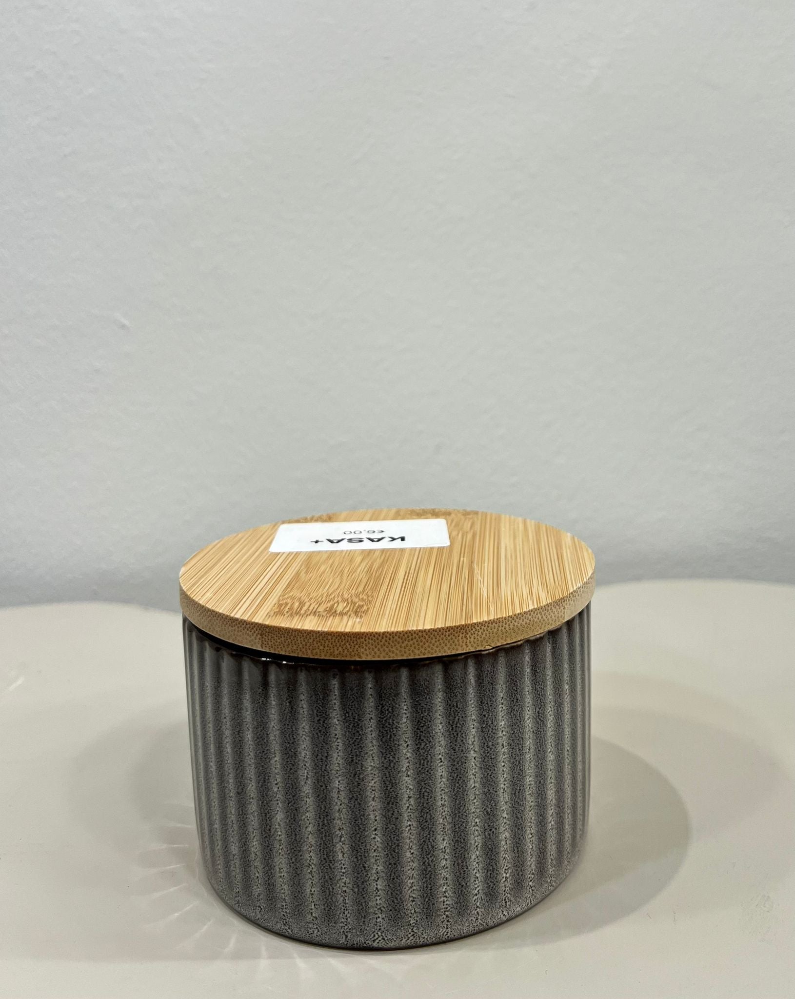 BARATTOLO IN CERAMICA GRIGIO CON COPERCHIO IN BAMBOO MIS. 10,5HX6,5CM