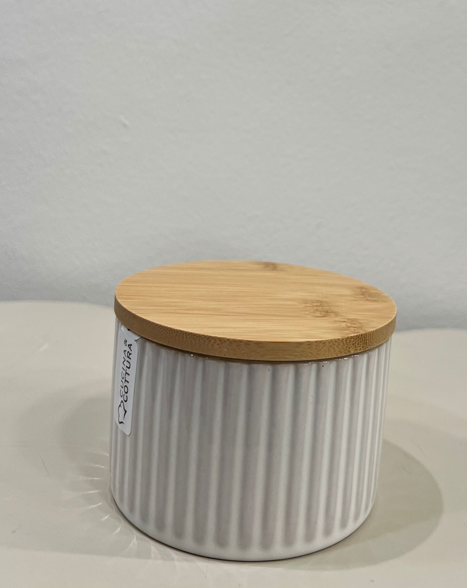 BARATTOLO IN CERAMICA BIANCO CON COPERCHIO IN BAMBOO MIS. 10,5 HX6,5CM