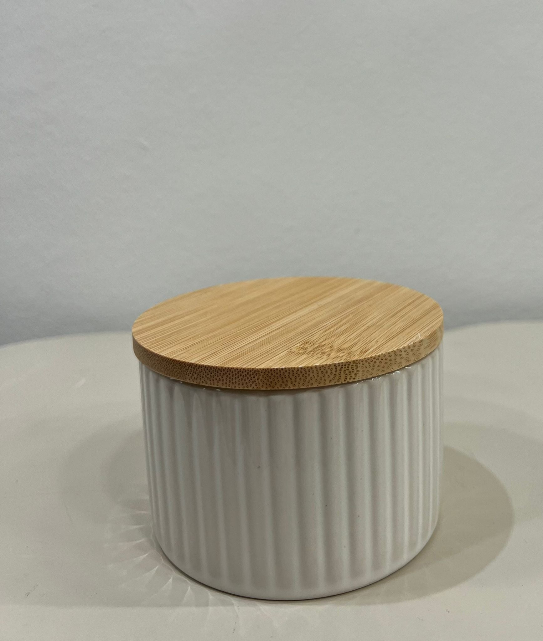 BARATTOLO IN CERAMICA PANNA CON COPERCHIO IN BAMBOO MIS. 10,5 HX6,5CM