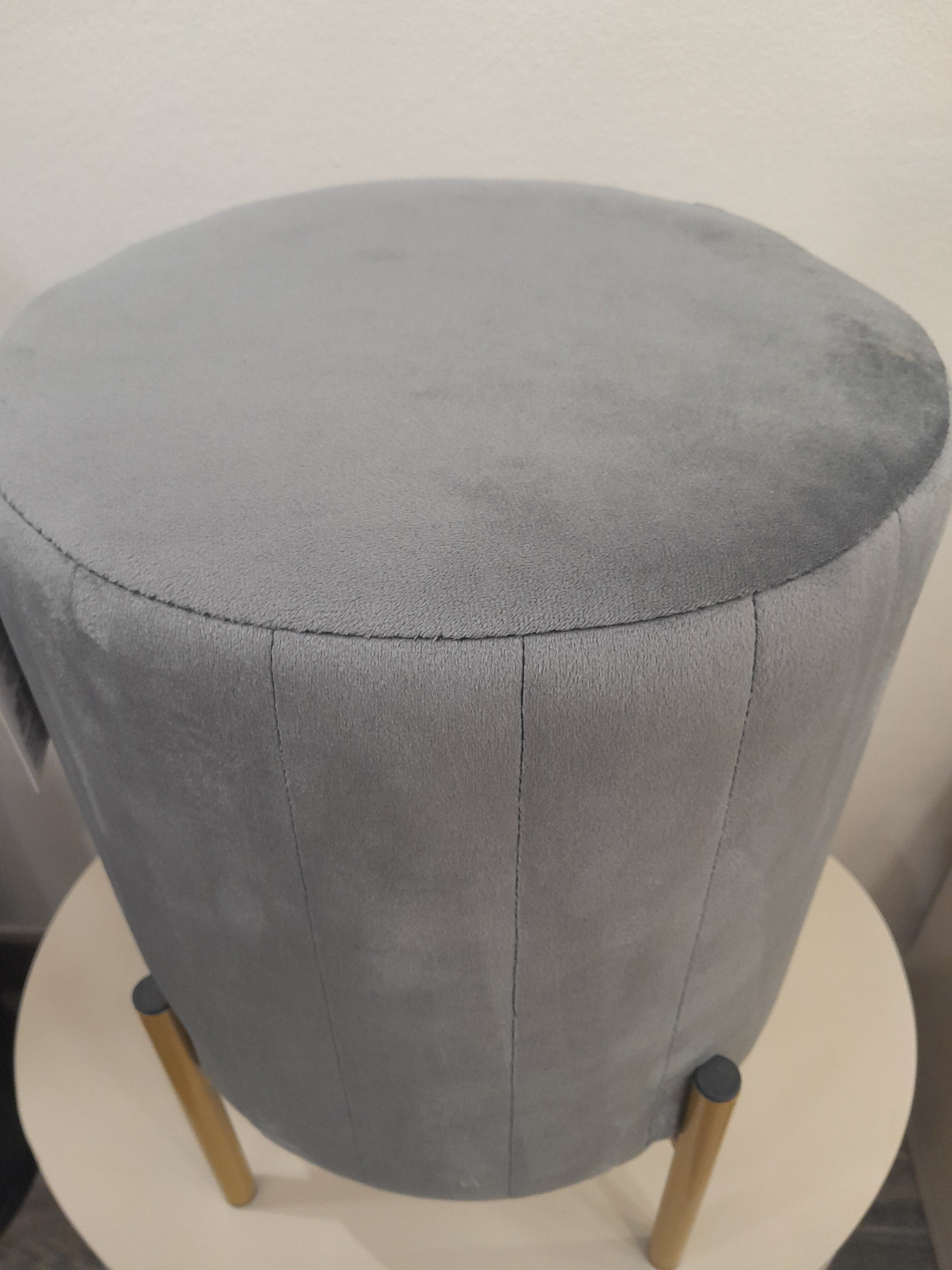 POUF VELLUTO GRIGIO CON PIEDI ANTRACITE MIS. 30X36H CM